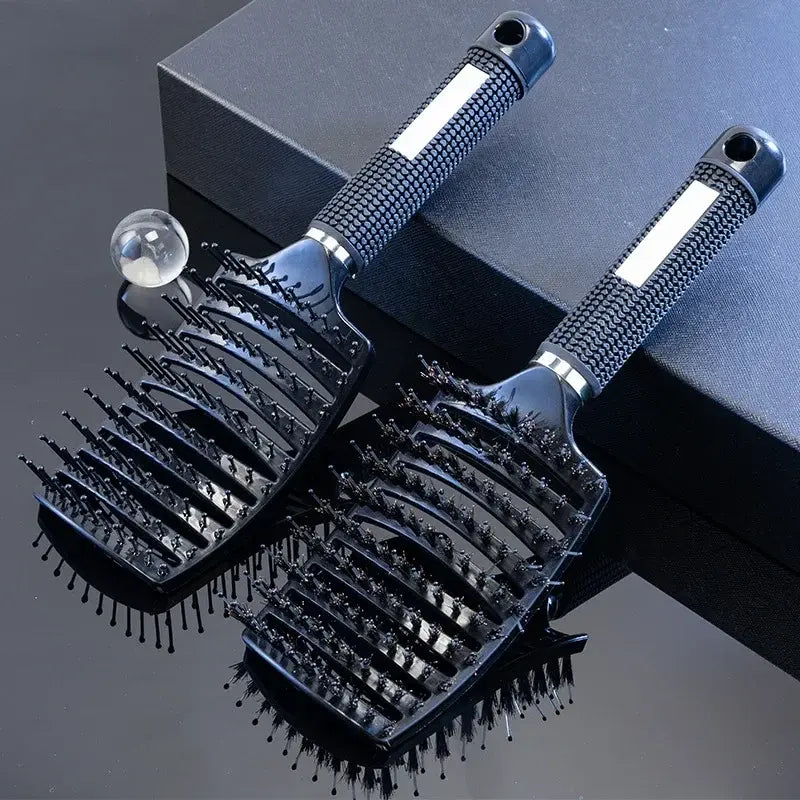 Massage du cuir chevelu avec brosse à cheveux