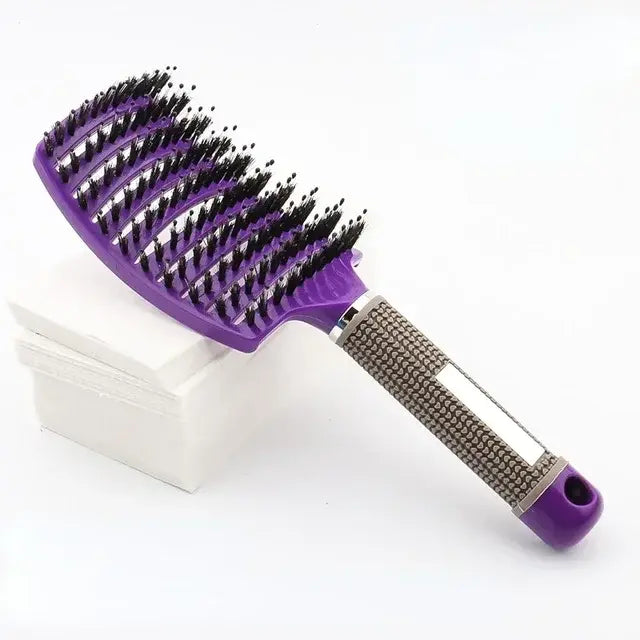 Massage du cuir chevelu avec brosse à cheveux