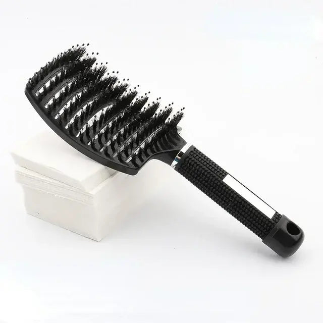 Massage du cuir chevelu avec brosse à cheveux